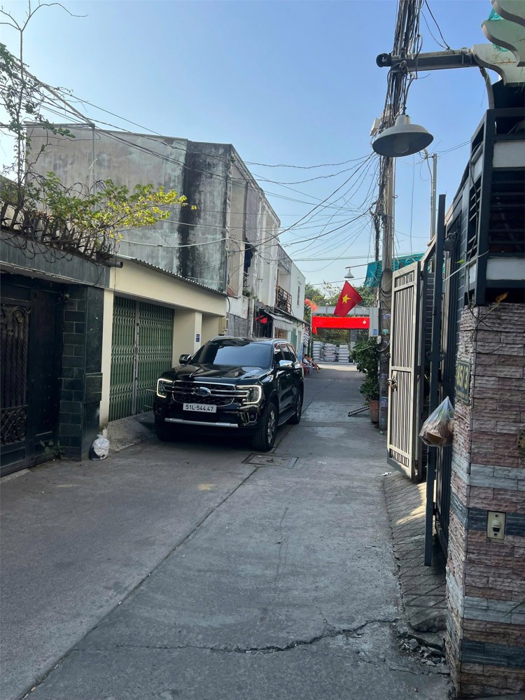 Chính Chủ Cần Bán Nhà Hẻm Xe Tải - Thuận Tiện Khu Vực Trung Tâm - Gần Đường Phạm Văn Đồng