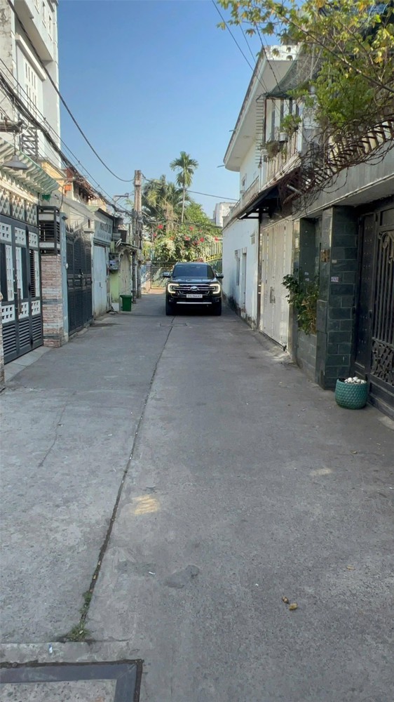 Chính Chủ Cần Bán Nhà Hẻm Xe Tải - Thuận Tiện Khu Vực Trung Tâm - Gần Đường Phạm Văn Đồng