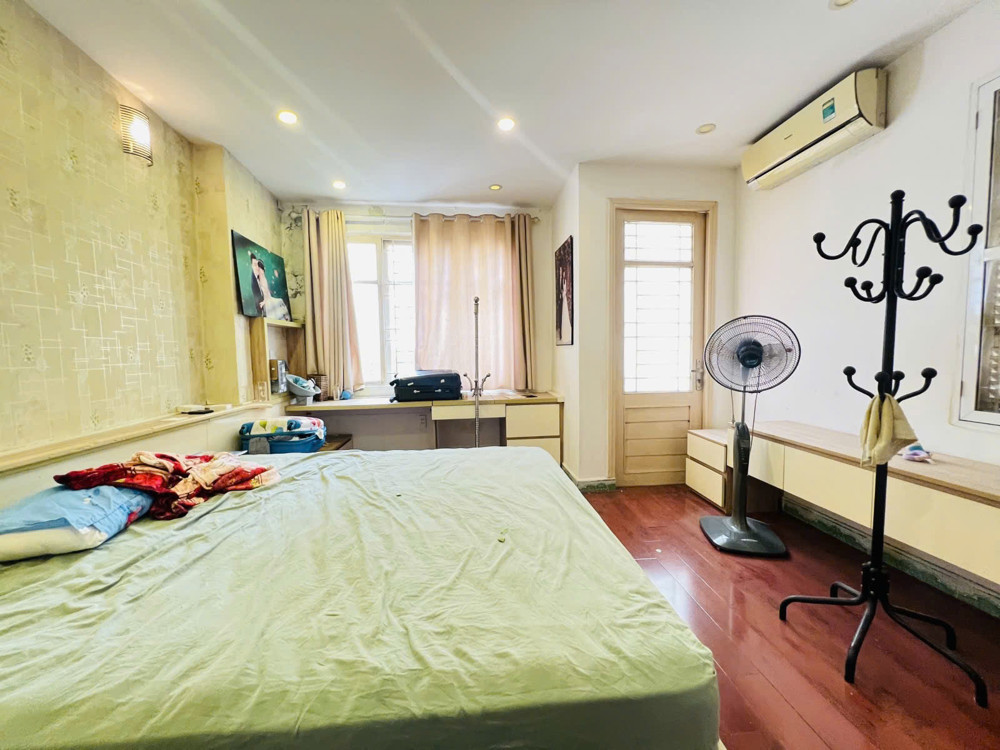 Bán Nhà Lô Góc 2 Mặt Tiền, Gần Phố Hào Nam, Đống Đa, 30M2 5 Tầng, 4,5M Hơn 10 Tỷ, Oto Đỗ Cửa, Đa