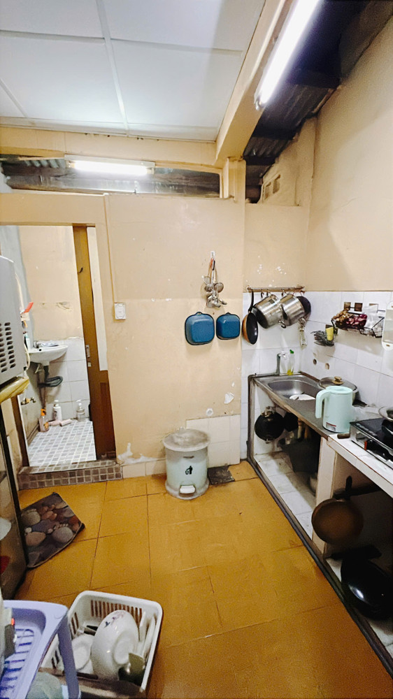 Bán Nhà Diện Tích Lớn Ngang 5.7 X13 Mtrung Tâm Q4 Có 6 Đ