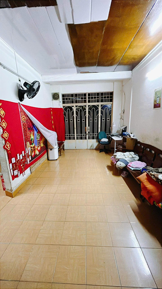 Bán Nhà Diện Tích Khủng Long Bạo Chúa Gía Hạt Rẻ Có 80 Triêu M2 Trung Tâm Q4 Đối Diện Q1