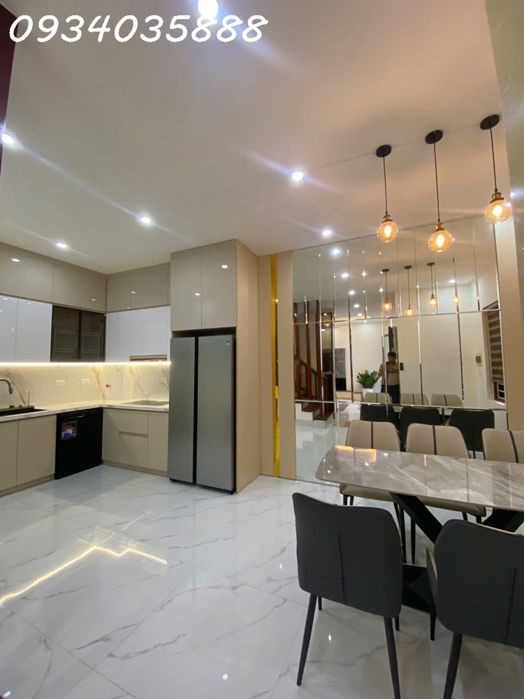 Nguyễn Văn Cừ – Lô Góc – Thang Máy – Full Nội Thất Cao Cấp