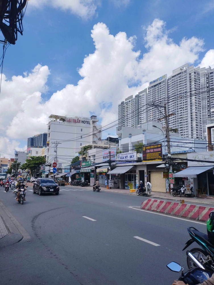 Quận 7, Khách Sạn Mặt Tiền Đường Hoàng Quốc Việt, 7 Tầng, 21 Phòng, 5X28m, Bán Gấp