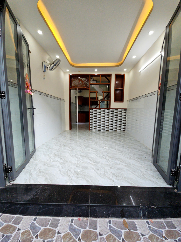 Bán Nhà Trung Tâm Q4 Ngang 3.3 Dài 10.5 Nở Hậu 3.5Đúc Bê Tông Có 3 Đ