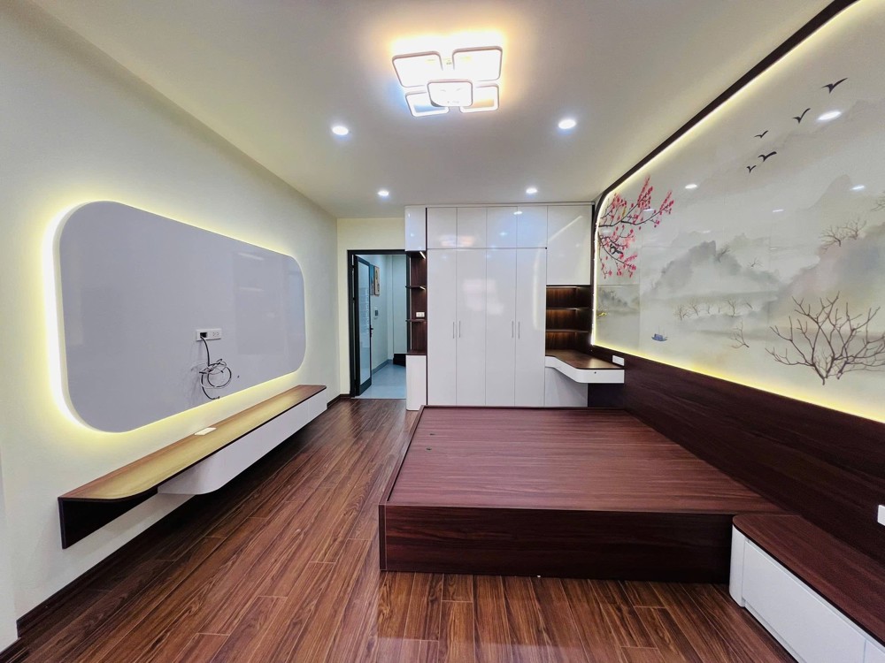 Nhà Đẹp Ở Luôn Phố Lạc Long Quân 38M 5T Giá 10,5Tỷ Ngõ Thông- Nội Thất Xịn Xò- Ngay Gần Hồ Tây