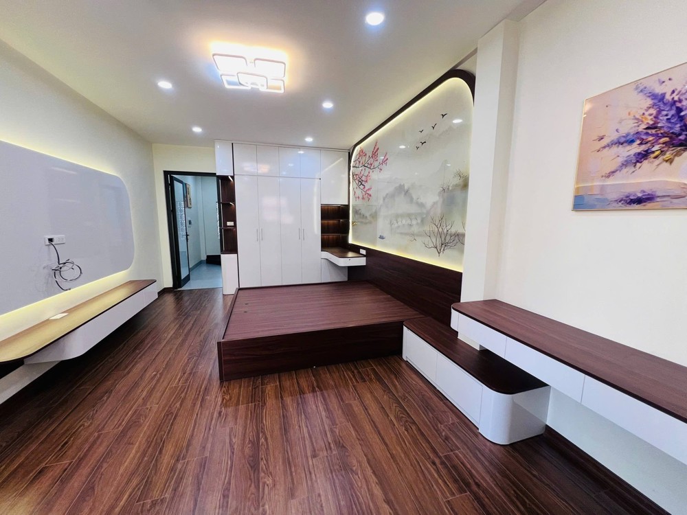 Nhà Đẹp Ở Luôn Phố Lạc Long Quân 38M 5T Giá 10,5Tỷ Ngõ Thông- Nội Thất Xịn Xò- Ngay Gần Hồ Tây