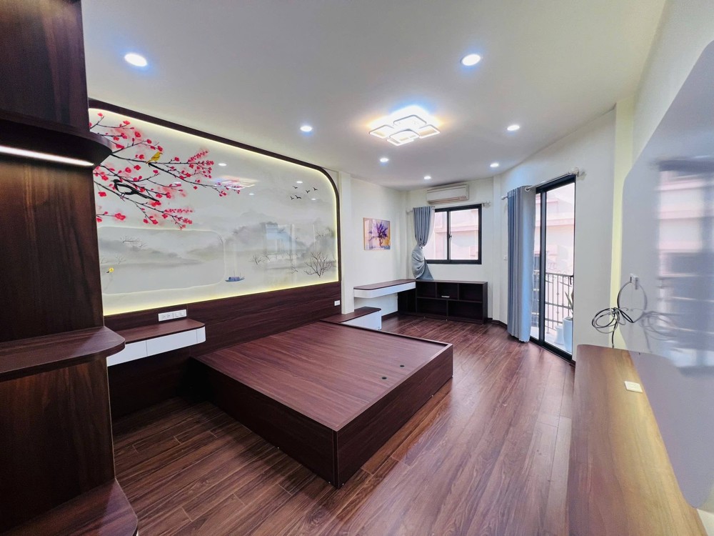 Nhà Đẹp Ở Luôn Phố Lạc Long Quân 38M 5T Giá 10,5Tỷ Ngõ Thông- Nội Thất Xịn Xò- Ngay Gần Hồ Tây