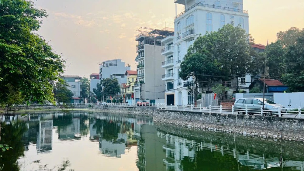 Bán Nhà Mặt Hồ, 130M, Mt 6.5M, Ôtô Tránh Full Thổ Cư