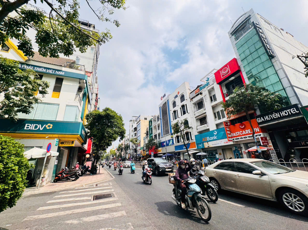 Bán Khách Sạn 8 Tầng Mặt Tiền Khánh Hội, Quận 4- Dt 4M*18m- Sẵn Hdt Thuê Đều 50Tr/th- Nơi Tập Trung