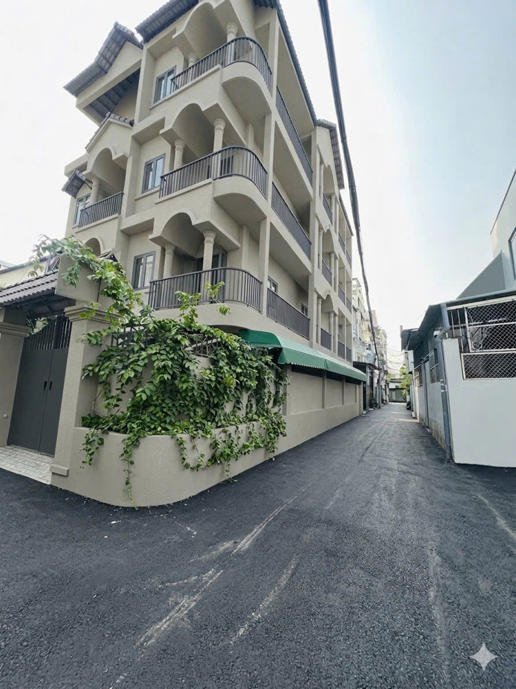 Giảm 300Trieu- Giá 8. X Tỷ- Quận 7- Căn Hộ Dịch Vụ- Lô Góc- Dt 5.5 X 19 - Gần Phú Mỹ Hưng