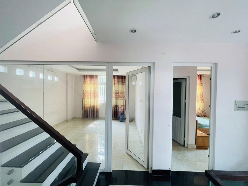 Bán Nhà Biệt Thự - Hẻm 8M Dương Đức Hiền - Dt: 13X12m, 3 Tầng, Cn 150M2, Chỉ 18,5 Tỷ