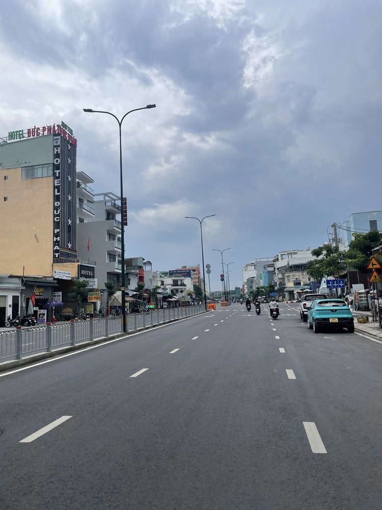 Bán Nhà Mặt Tiền 5000M2 Giá 420 Tỷ Đường Dương Quảng Hàm