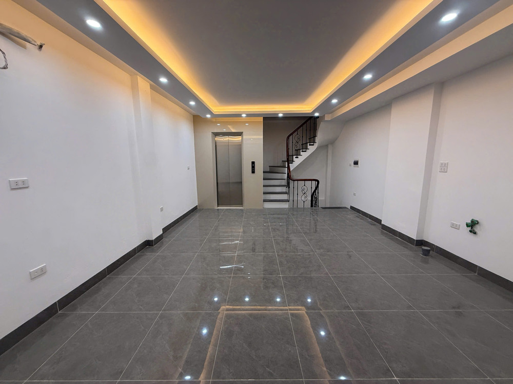 Nhà Mới Cứng – Gara Ô Tô – Thang Máy – Cạnh Cv Hoà Bình