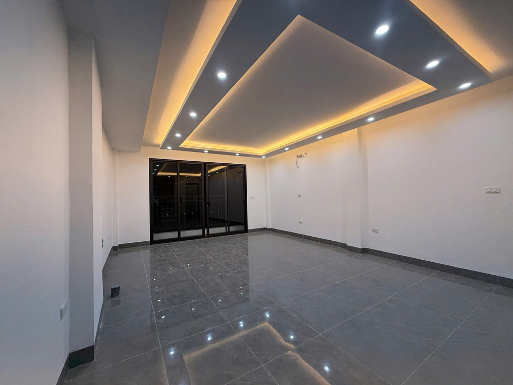 Nhà Mới Cứng – Gara Ô Tô – Thang Máy – Cạnh Cv Hoà Bình