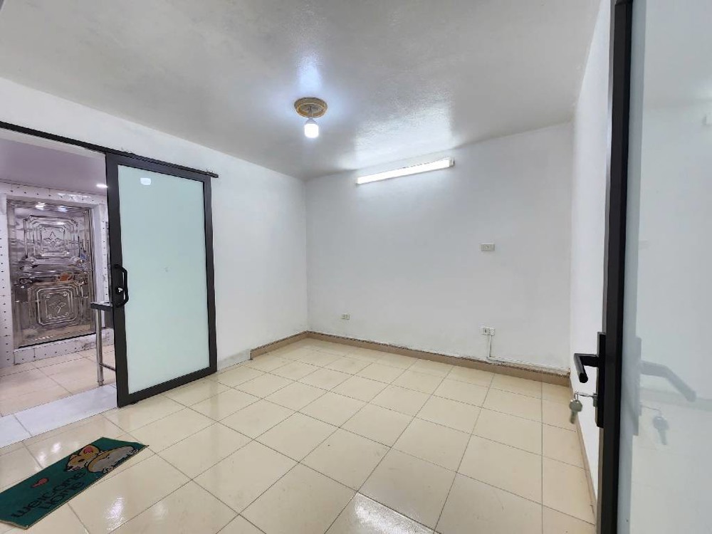 Bán Tập Thể Quỳnh Mai Tầng 1 Kinh Doanh, Oto Dừng Đỗ Thoải Mái, 80M Vuông Chỉ Nhỉnh 4 Tỷ