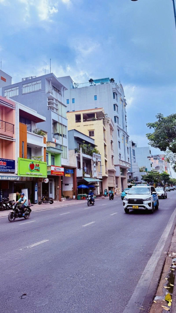 Bán Nhà Mặt Tiền Hồng Hà - Ngay Sân Bay Tân Sơn Nhất, 5,3X21m, 3 Tầng, Còn 26,2 Tỷ Tl