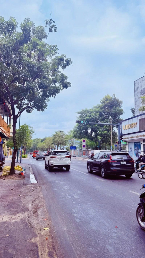 Bán Nhà Mặt Tiền Hồng Hà - Ngay Sân Bay Tân Sơn Nhất, 5,3X21m, 3 Tầng, Còn 26,2 Tỷ Tl