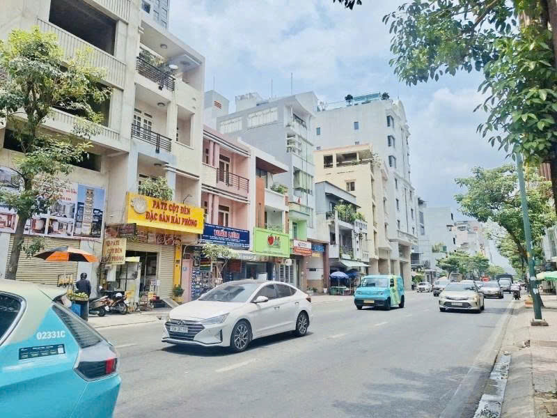 Bán Nhà Mặt Tiền Hồng Hà - Ngay Sân Bay Tân Sơn Nhất, 5,3X21m, 3 Tầng, Còn 26,2 Tỷ Tl