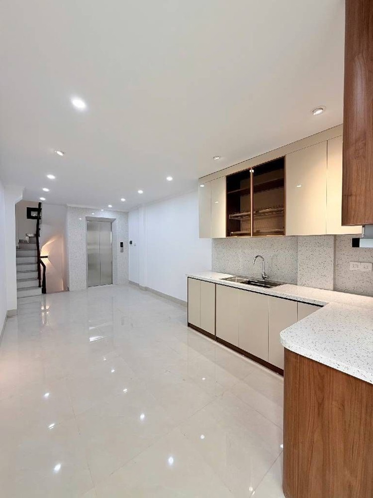 Nguyễn Khang 36M X7 Tầng Thang Máy 13,6 Tỷ Gần Phố,Vf3 Đỗ Cửa,Ngõ Thông