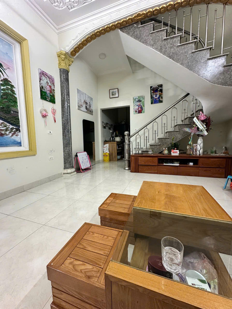 Nhà Dân Xây – Ngõ Nông – Ô Tô 7 Chỗ Đỗ – Mặt Tiền Rộng 5M Giảm 2 Tỷ