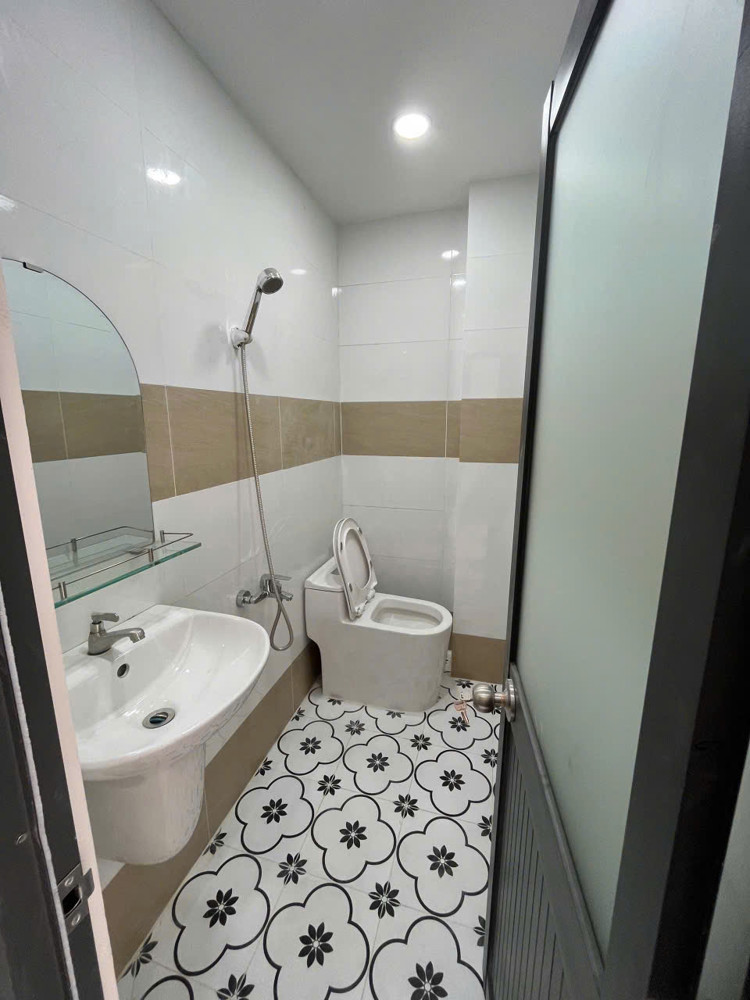 Bán Nhà Sát Mặt Tiền Đối Diện Q1 Đúc 4 Tấm Mới Hoàng Diệu