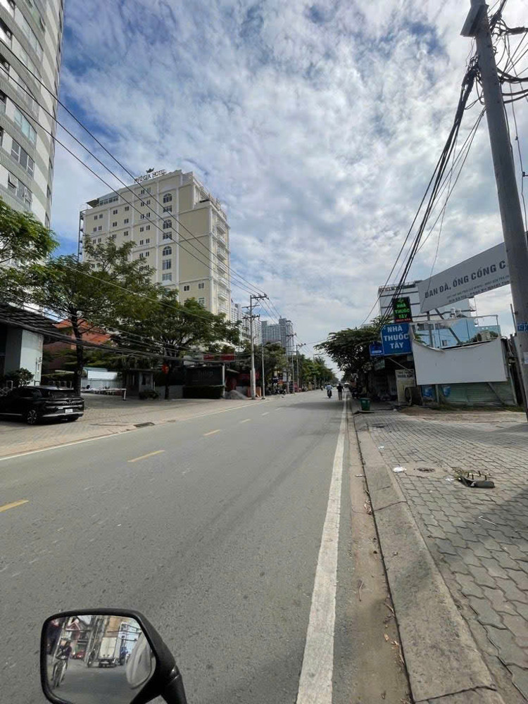 Quận 7, Lô Đất Mặt Tiền Hoàng Quốc Việt, 10,8X60m, Có Lối Đi Sàu, Giá Chào 115 Tỷ, Bán Gấp