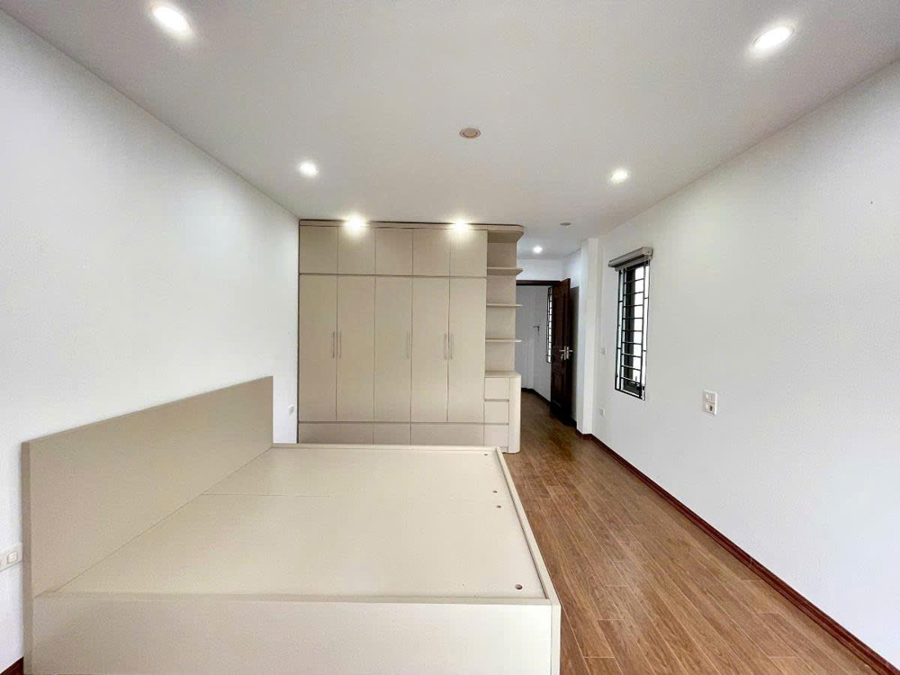 Bán Nhà Hoa Lâm 35M 5 Tầng Lô Góc Ô Tô Tránh Hơn 9 Tỷ