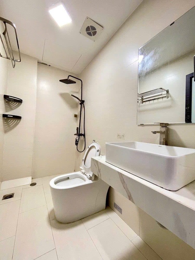 Bán Nhà Hoa Lâm 35M 5 Tầng Lô Góc Ô Tô Tránh Hơn 9 Tỷ