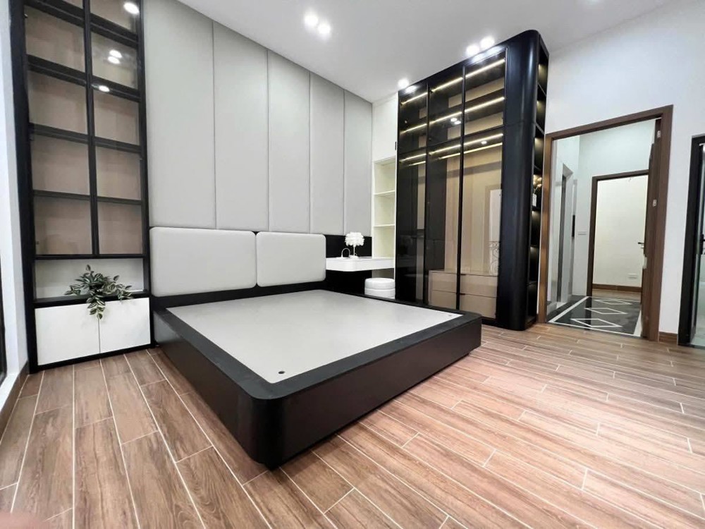 Bán Nhà Sài Đồng 6 Tầng Thang Máy Ô Tô Đỗ Cửa 5M Ra Mặt Đường 15M Gần Trường