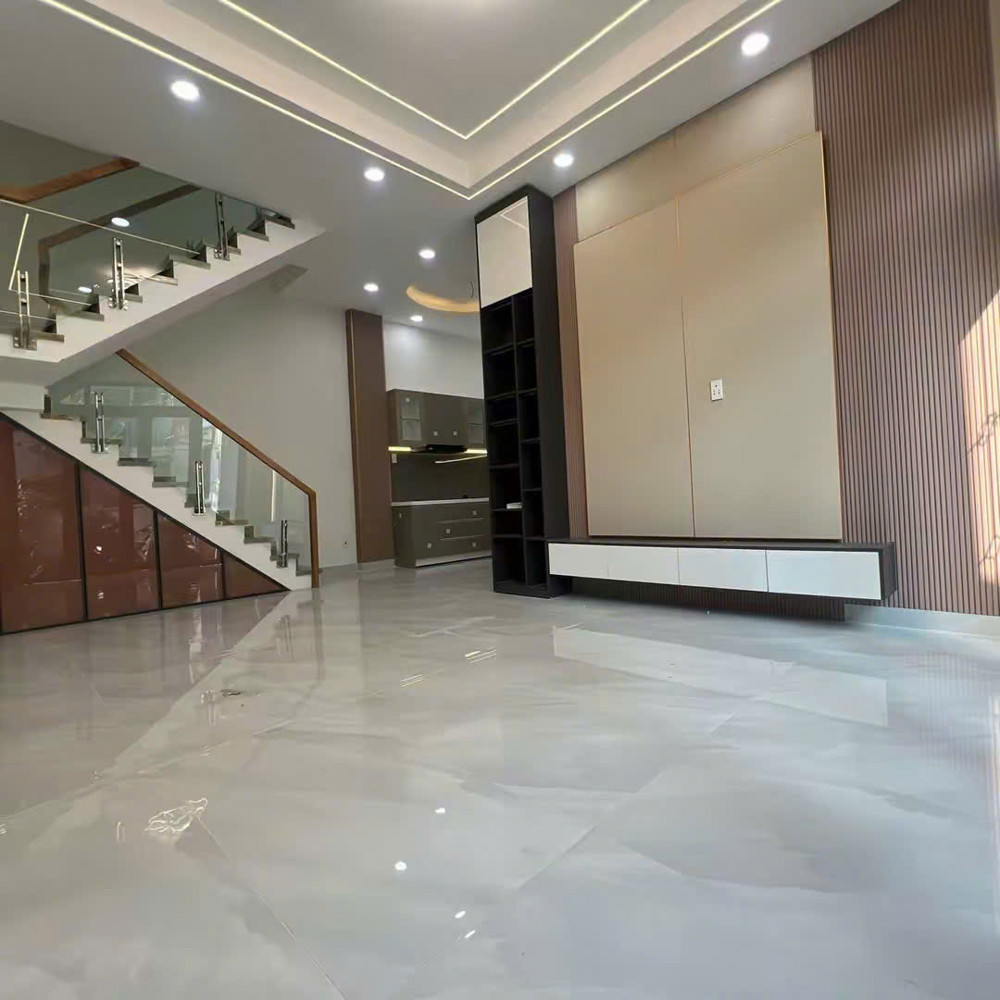 Bán Nhà Gấp Đã Giãm 500 Triu Ngang 8.8 X 8.8 Nở 9M Đúc Bê Tông Q4 Trung Tâm