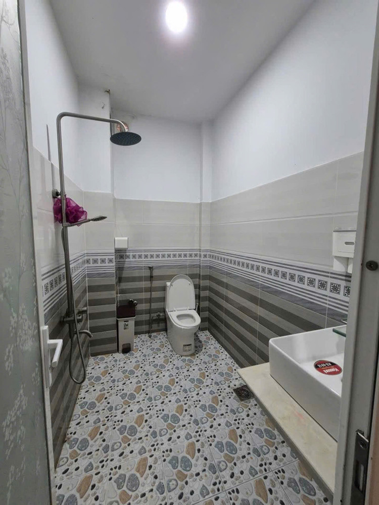 Bán Nhà Ngang 4 Dài 7 Nở Hâu Rộng Ngang 5.5Đúc 4 Tấm Đối Diện Q1 Có 4 Đ