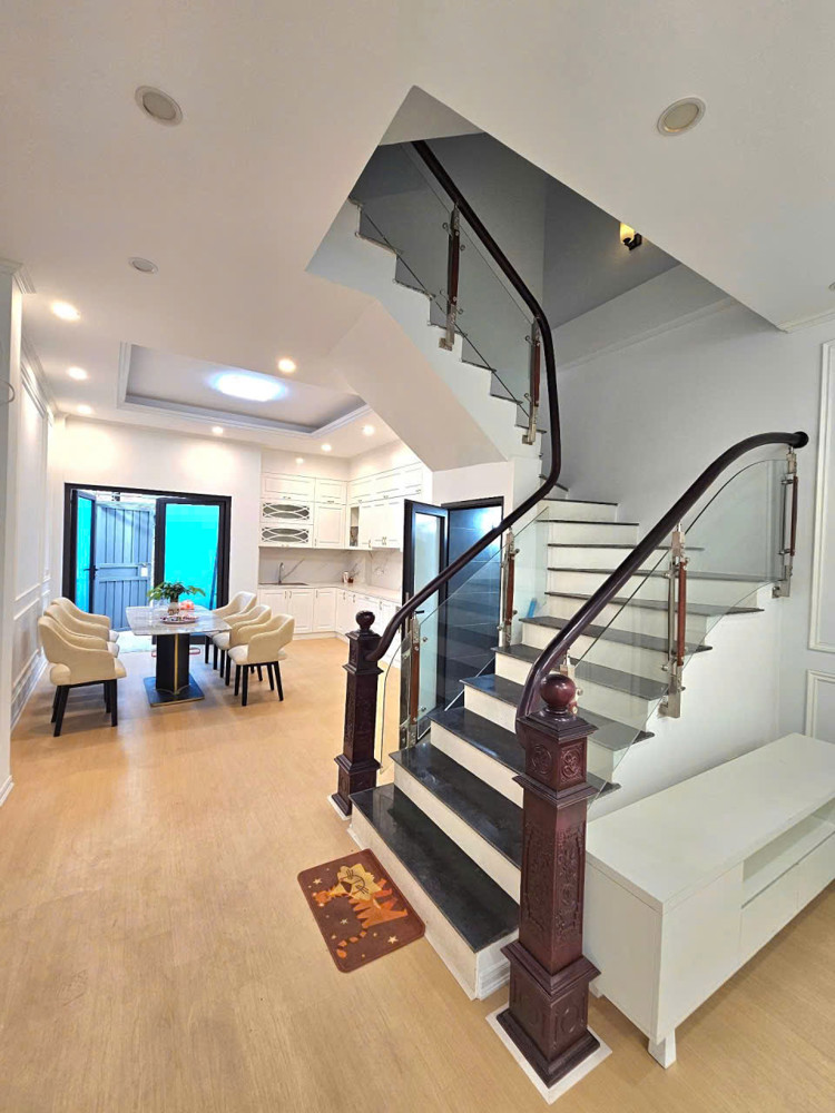 Nhà Đẹp 68 M2 Trung Tâm Thạch Bàn – Ô Tô Đỗ Cửa – 2 Mặt Ngõ