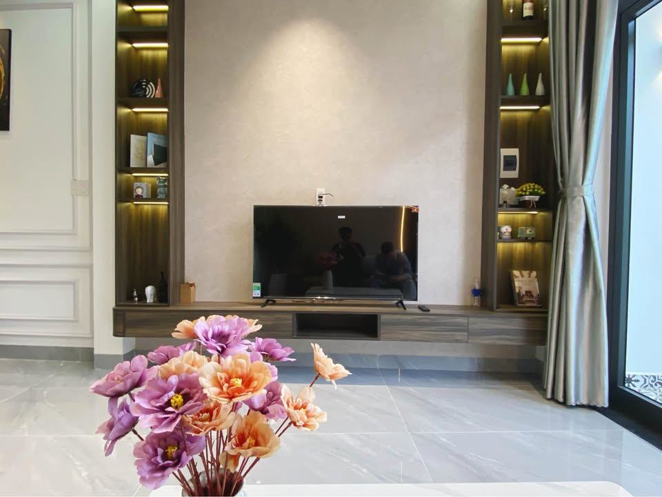 Bán Nhà Thạch Bàn - Sân Rộng - Nội Thất Đẹp Ở Ngay - 40 M2