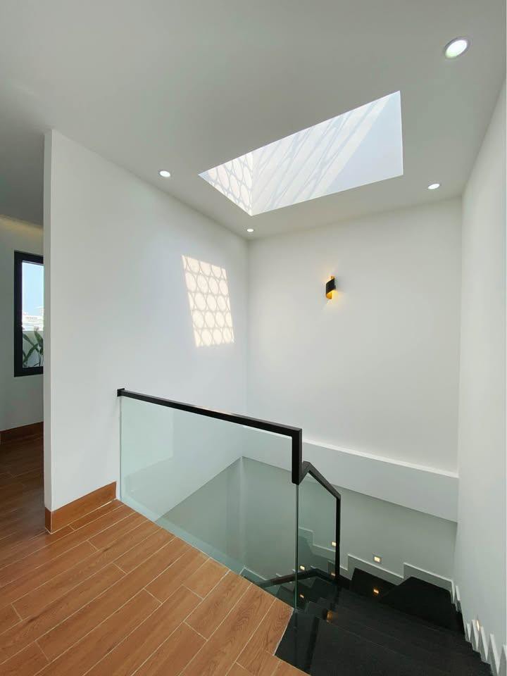 Bán Nhà Thạch Bàn - Sân Rộng - Nội Thất Đẹp Ở Ngay - 40 M2