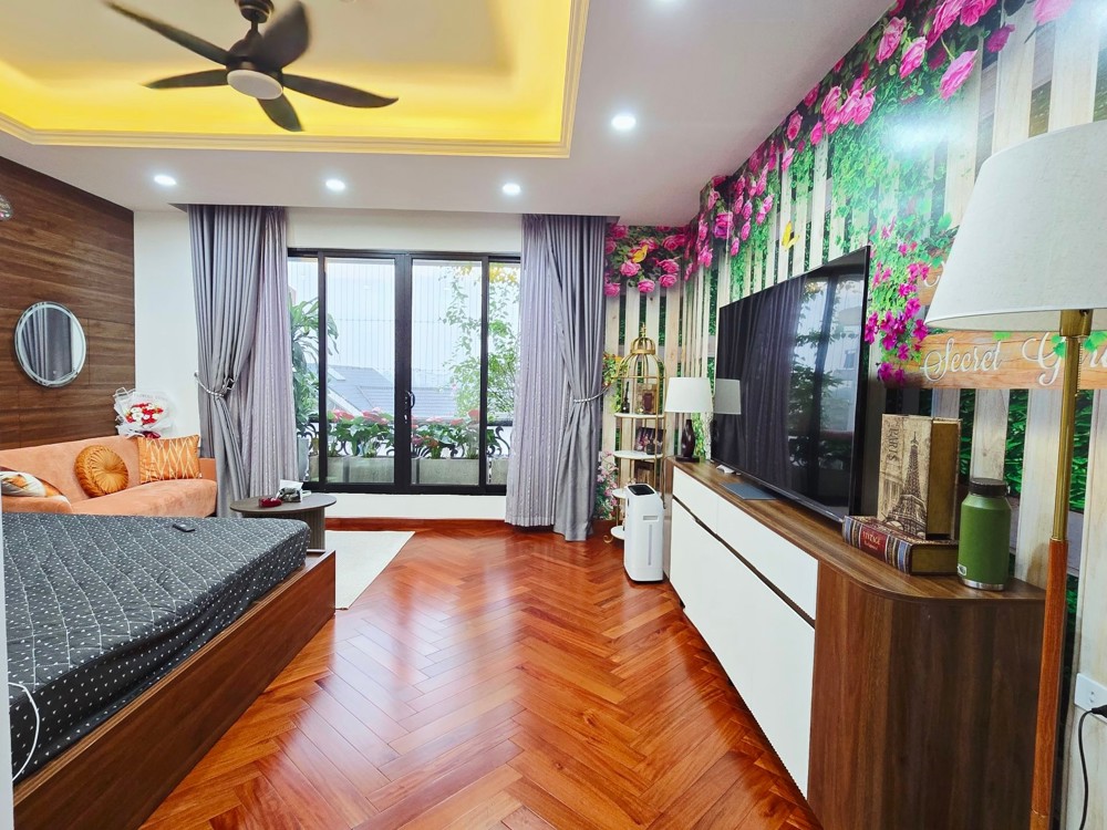 Bán Biệt Thự Cổ Linh 80M2- 7 Tầng- Đẳng Cấp Thượng Lưu- 3X Tỷ