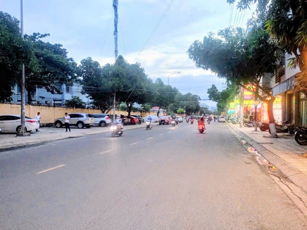 Bán Nhà 3 Tầng – Hẻm 2 Mặt Tiền Dã Tượng – Gần Biển & Chợ - Oto Ra Vô Thoải Mái Và 11 Tỷ 300 Triệu