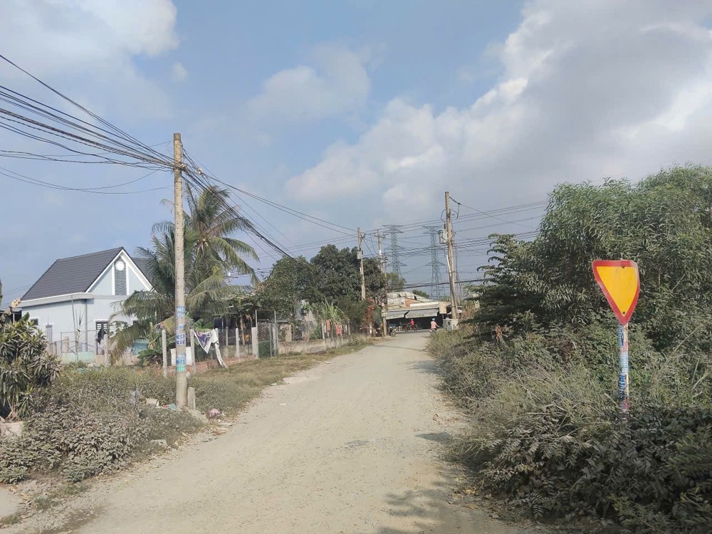 Hot Hot Hot ! Chính Chủ Cần Bán Căn Nhà Liền Quán Cà Phê Sân Vườn Xã Đức Hòa Đông, Đức Hòa, Long An