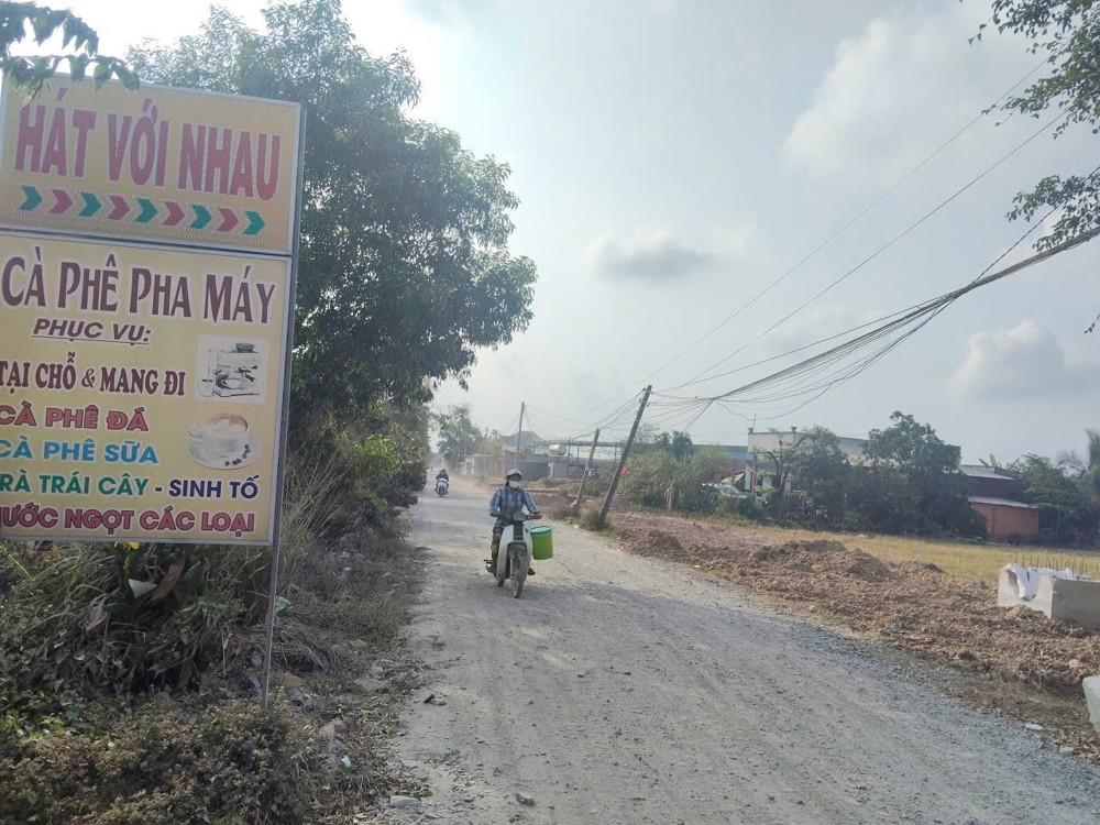 Hot Hot Hot ! Chính Chủ Cần Bán Căn Nhà Liền Quán Cà Phê Sân Vườn Xã Đức Hòa Đông, Đức Hòa, Long An