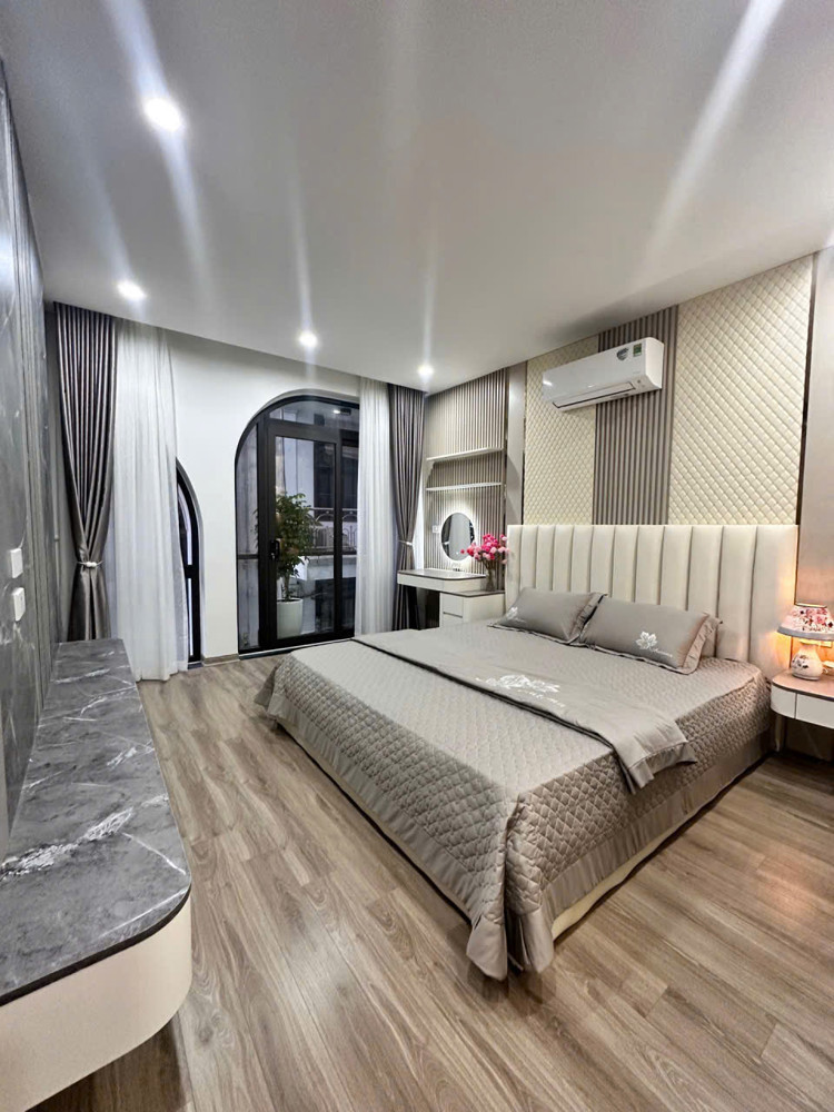Bán Nhà Trung Tâm Thạch Bàn – Cổ Linh 40M² 6 Tầng Gara Ô Tô Thang Máy