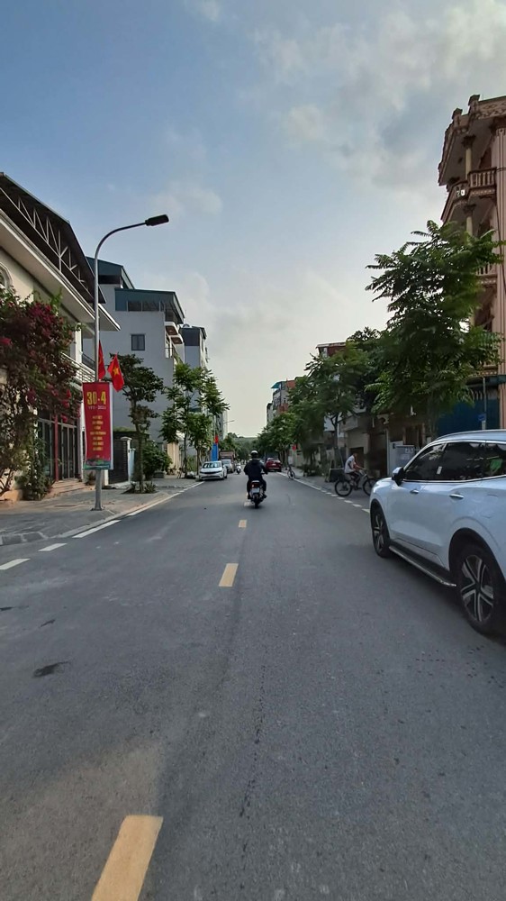 Bán Đất Mặt Phố Long Biên 61M2- Mt 4.2M- Hàng Xóm Vinhomes- 15.9 Tỷ
