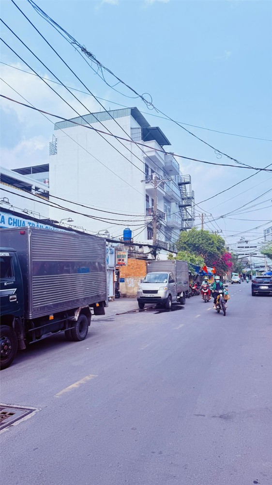 Lô Đất Hiếm Ngay Dương Quảng Hàm, Chỉ Nhỉnh Nhẹ 100 Triệu/m2, Hẻm Xe Tải Tránh, Dt 1000M2