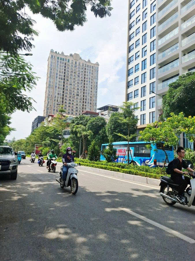 Mặt Phố Lạc Long Quân – 103M² – Mt 6M – Vỉa Hè Rộng – Giá Chỉ 10.8 Tỷ