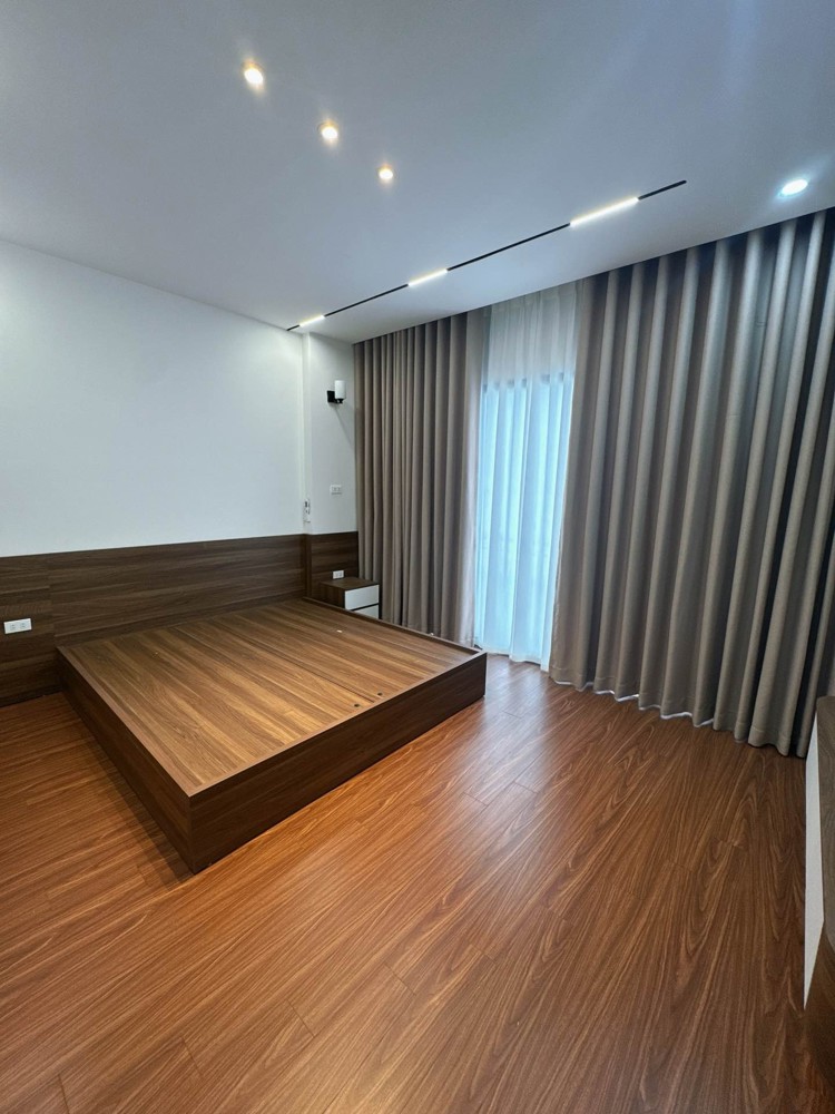 Bán Nhà Việt Hưng 7 Tầng Thang Máy- Ô Tô Tránh- Hơn 10 Tỷ