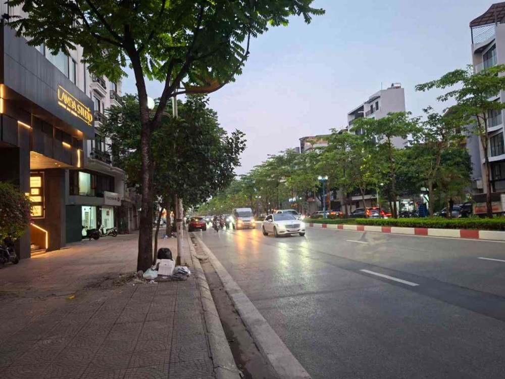 Bán Nhà Mặt Phố Cổ Linh 90M2- 4 Tầng- Kinh Doanh Đắc Địa- Hơn 30 Tỷ