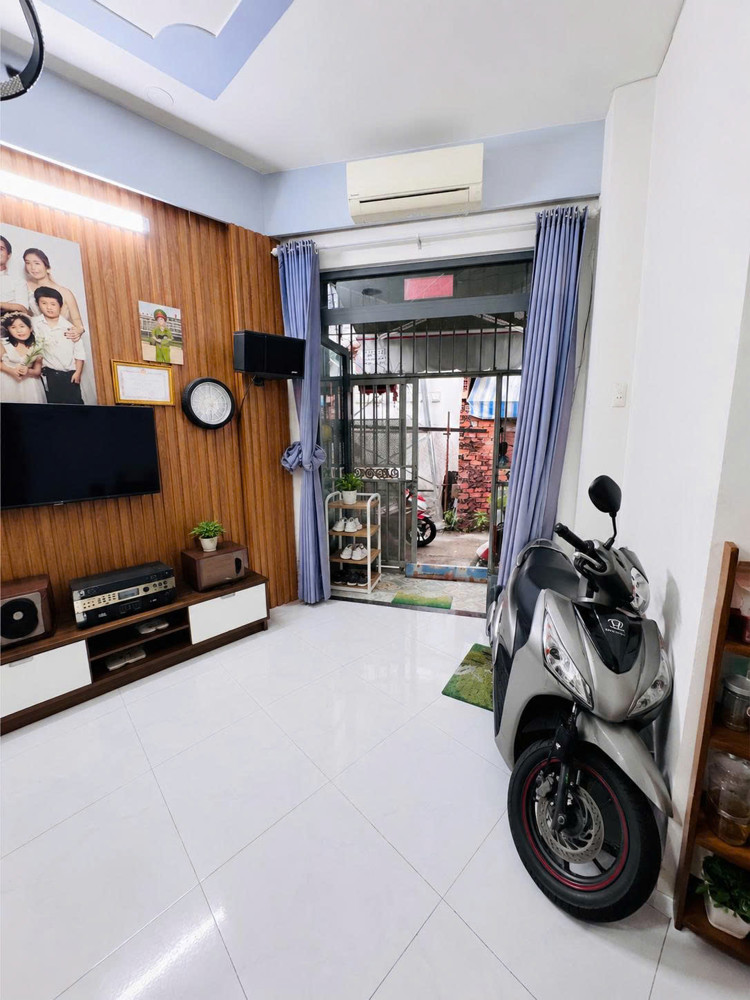 Gia Đình Nhỏ Ở Căn Này Ngon Luôn - Vài Bước Ra Xe Hơi - Hoàng Hoa Thám, Bình Thạnh - 30M2 - 2 Tầng