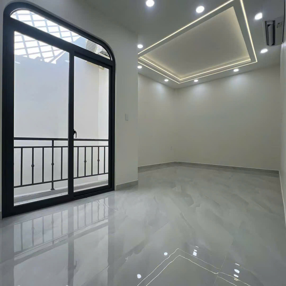 Bán Nhà Gấp Đã Giãm 500 Triu Ngang 8.8 X 8.8 Nở 9M Đúc Bê Tông Q4 Trung Tâm
