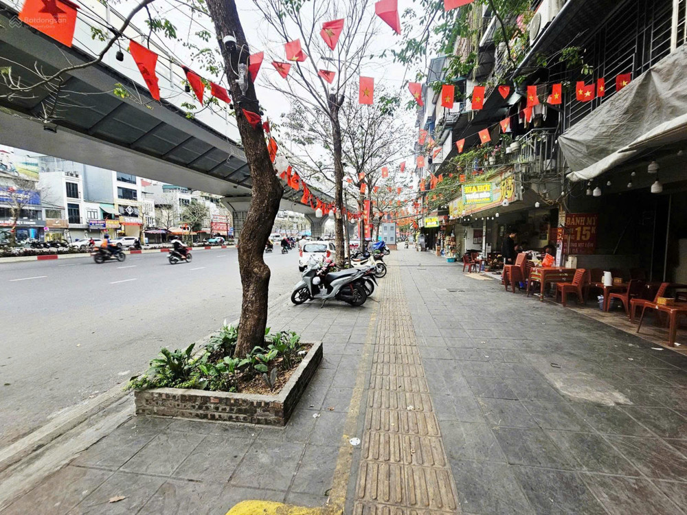 Tầng 1 Siêu Hiếm Có Sân Riêng, Dtsd Lên Đến 60M2 Tại Phố Minh Khai. Giá 4,5 Tỷ