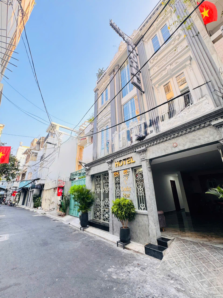 Bán Nhà 3 Mặt Tiền Hxh Đ.lê Thị Riêng, Bến Thành, Quận 1- 4,2M*24m Sh Vuông Đẹp- 3 Tầng Phong Cách