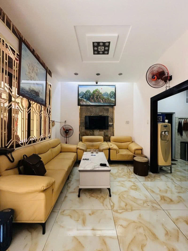 Bán Nhà Mặt Tiền Ca Văn Thỉnh, Ngay Đồng Đen - Bàu Cát, 13X9m, 4 Tầng - 4Pn, Chỉ 17,5 Tỷ