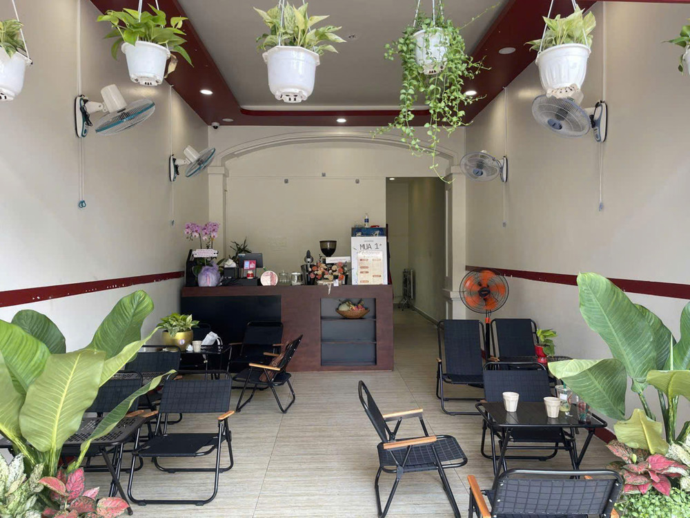 Quán Cafe Đẹp Lắm Giá Rẻ 98 Tr , Mt Có Vỉa Hè 10M Và Khu Văn Phòng Mát Rượi , Dt : 4M X 20M , Tel :